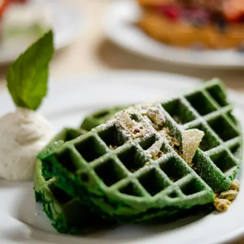 A Guide to Chicago Waffles’ Signature Dishes
