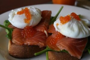 Poached_eggs_and_smoked_salmon